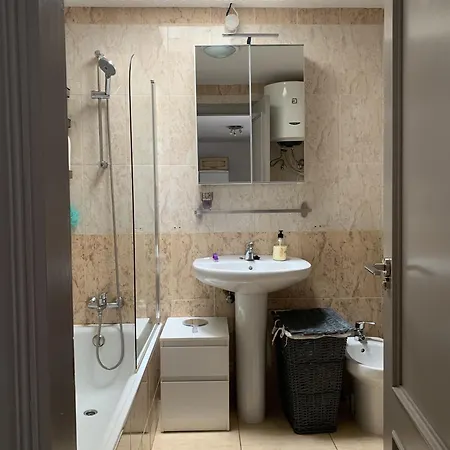 Private Bedroom In A Host'S Home With Shared Pool